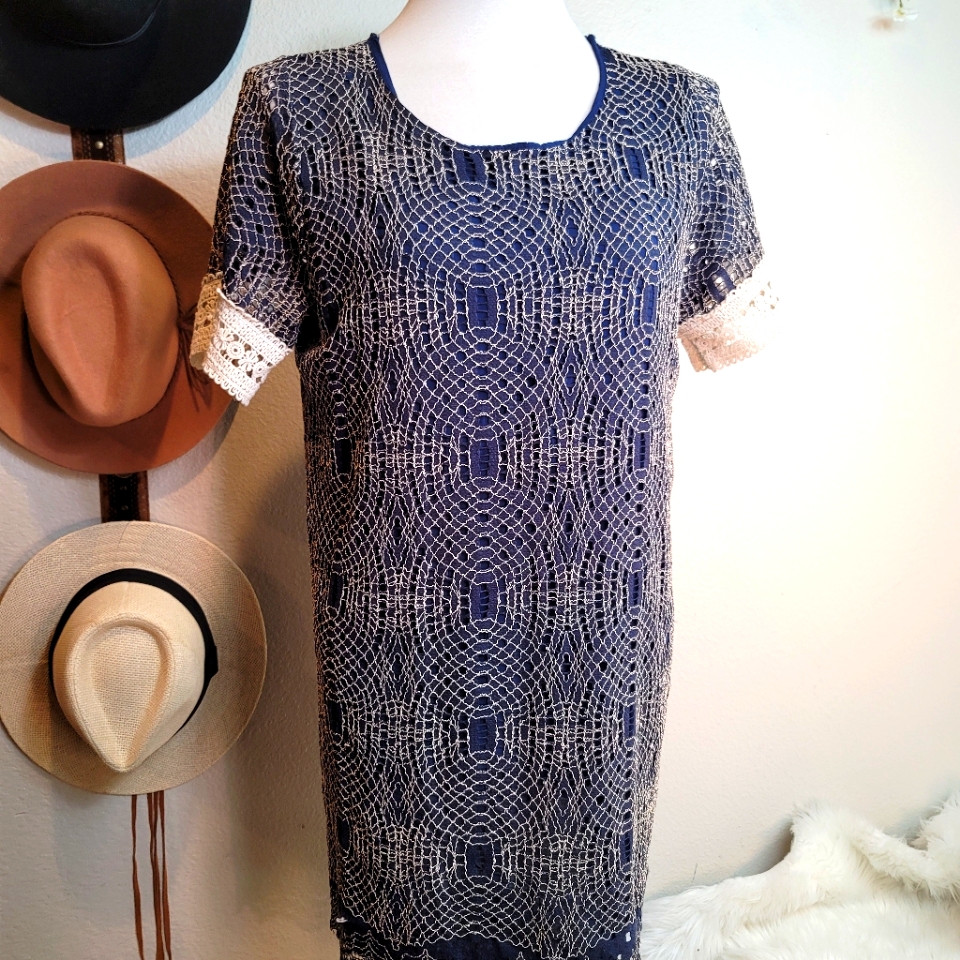 Everleigh Blue & Gold Shift Dress Short Sleeves Crewneck Womens Size Medium